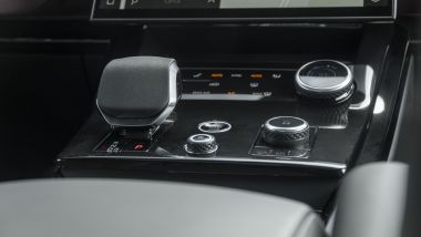 Range Rover Sport P510E PHEV 2023, comando del Terrain Response sulla console centrale