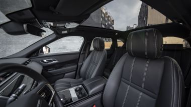 Range Rover Velar P400e S: interni lussuosi e luminosi grazie all'ampio tetto in vetro
