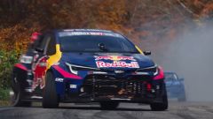 Video Red Bull drifting Toyota GR Corolla vs supercar in Giappone