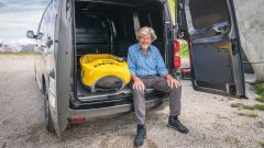 Reinhold Messner insieme a Opel Vivaro-e sul Plan de Corones 