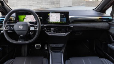 Renault Clio E-Tech Esprit Alpine: abitacolo con finiture pregiate e buono spazio per quattro