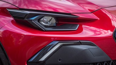 Renault Clio E-Tech Esprit Alpine: dettaglio sul faro a LED privo di copertura trasparente