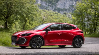 Renault Clio E-Tech Esprit Alpine: motore efficiente e assetto efficace per la berlinetta