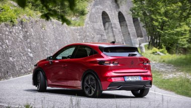 Renault Clio E-Tech Esprit Alpine: sterzo leggero ma diretto e sospensioni ben tarate