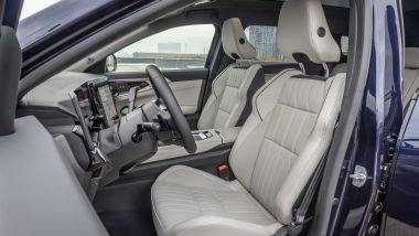 Renault Espace E-Tech 200 Iconic: i comodi sedili anteriori riscaldabili e a movimento elettrico