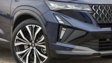 Renault Espace E-Tech 200 Iconic: i nuovi gruppi ottici, la griglia aggiornata e i cerchi da 20''