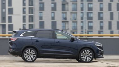 Renault Espace E-Tech 200 Iconic: il SUV si gioca la carta del comfort di marcia