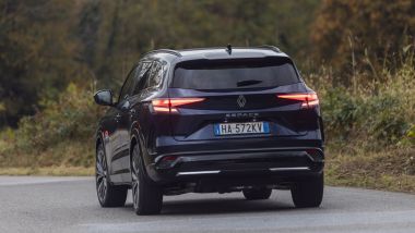Renault Espace E-Tech 200 Iconic: l'asse posteriore sterzante lo rende pi&ugrave; agile in curva