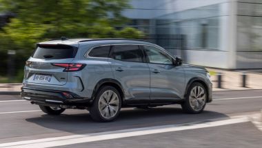 Renault Espace E-Tech 200 Iconic: punta al ''premium'' anche nel prezzo di quasi 49.000 euro