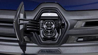 Renault Kangoo E-Tech Electric: la presa di ricarica dietro il logo Renault
