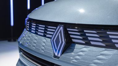 Renault Symbioz 2024: la calandra si distingue per il nuovo logo Renault