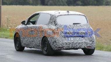 Renault Twingo E-Tech: un muletto della citycar francese avvistato durante i collaudi in Francia