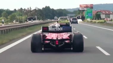 Replica Ferrari F1 2004 ex Schumacher: c'è una targa accanto alla scritta Marlboro