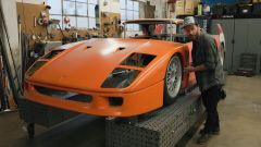 Yutuber di stanceworks replica Ferrari F40 ma con motore V12 