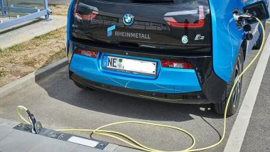 Rheinmetall Curb Charger: il dispositivo di ricarica AC a 22 Kw integrato nel marciapiede