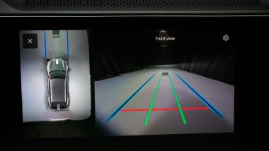 Ricarica wireless Porsche: con le telecamere di parcheggio si posiziona il SUV