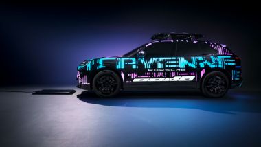 Ricarica wireless Porsche: debutta con il nuovo SUV Cayenne EV in arrivo nel 2026