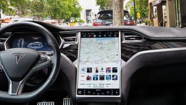 Richiamo Tesla: i problemi dell'infotainment