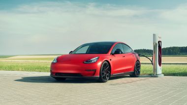 Richiamo Tesla: la Model 3 in ricarica