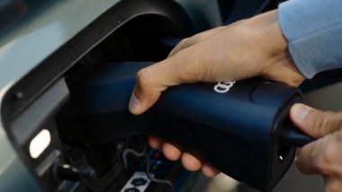 Riparazione veicoli elettrici: il caricabatterie di bordo può superare gli 11.000 euro