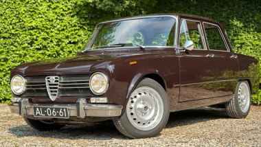 Ritorno ai comandi analogici: il deflettore dell'aria aperto su un'Alfa Romeo Giulia Super 1971