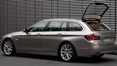 Ritorno ai comandi analogici: il lunotto separato dal portellone di una BMW Serie 5