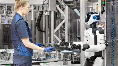 Robot e operai che collaborano come colleghi di vecchia data