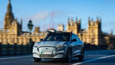 Robotaxi Uber a Londra: gli utenti possono prenotare la corsa tramite app smartphone
