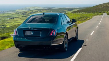 Roll-Royce Ghost Black Badge Tourist Trophy Edition: celebra 120 anni della vittoria al TT
