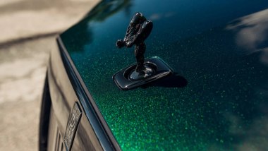 Roll-Royce Ghost Black Badge Tourist Trophy Edition: Spirit of Ecstasy nero e colore speciale