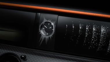 Rolls-Royce Black Badge Ghost Ékleipsis: l'orologio a centro plancia
