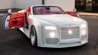 Rolls-Royce by Venuum: il frontale del tutto rielaborato con la griglia bianca e le luci a LED