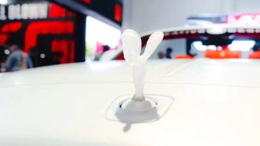 Rolls-Royce by Venuum: la statuetta Spirit of Ectasy in bianco opaco