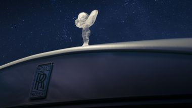 Rolls-Royce Cullinan Cosmos: la statuetta Spirit of Ecstasy illuminata che domina la calandra