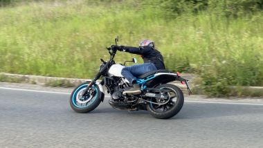 Royal Enfield Guerrilla 450 in curva