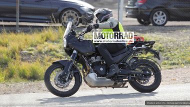 Royal Enfield Himalayan 650: foto spia della nuova enduro stradale