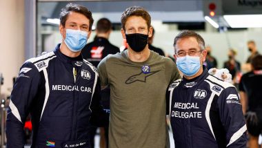 Sakhir, Romain Grosjean tra il delegato medico della FIA Alan Van der Merwe e il dottor Ian Roberts