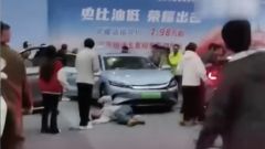 Video: Salone auto in Cina, EV parte da sola e investe 5 persone