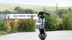Video: Sarah Lezito prende la patente per la moto