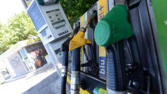 Scattano i rincari per benzina e diesel: ecco i nuovi prezzi