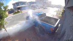 Video: esplode idrante, getto d'acqua investe pick-up. Fa danni?