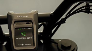 Segway Xyber, il display permette navigazione, musica e controllo chiamate