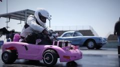 Video: l'auto elettrica di Barbie vs le vere Corvette