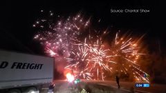 Si schianta un camion di fuochi d'artificio. Il video