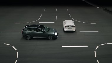 Sicurezza donne in auto: Volvo EX60 adatta la tensione delle cinture di sicurezza