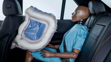 Sicurezza Mercedes: airbag frontale per passeggeri posteriori