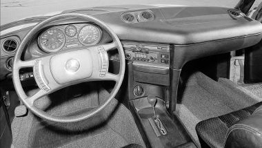 Sicurezza stradale Mercedes: la plancia rivestita in poliuretano espanso e il volante con airbag