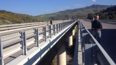 Sicurezza stradale: un guardrail lungo un tratto autostradale italiano