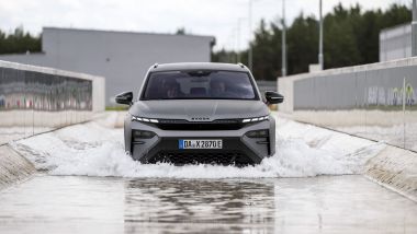 Skoda Elroq RS alle prese con un guado: è pur sempre un SUV, dopotutto