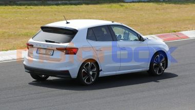 Skoda Fabia RS: avvistato un prototipo con spoiler sul tetto e appendici aerodinamiche